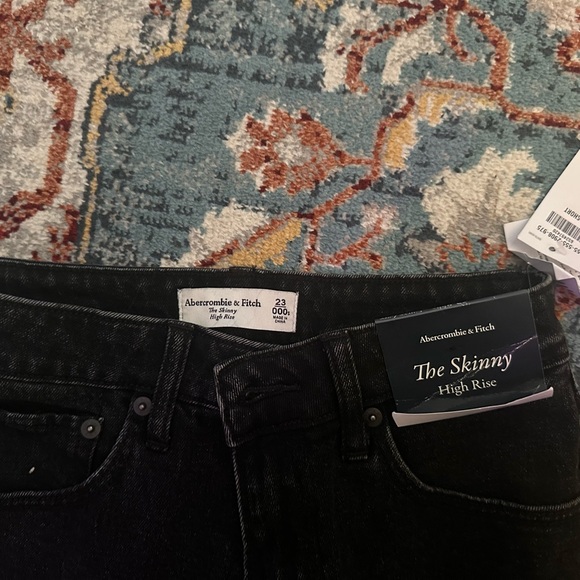 Abercrombie CURVE LOVE SKINNY STRAIGHT JEANS IN BLACK size 23 - Picture 3 of 3